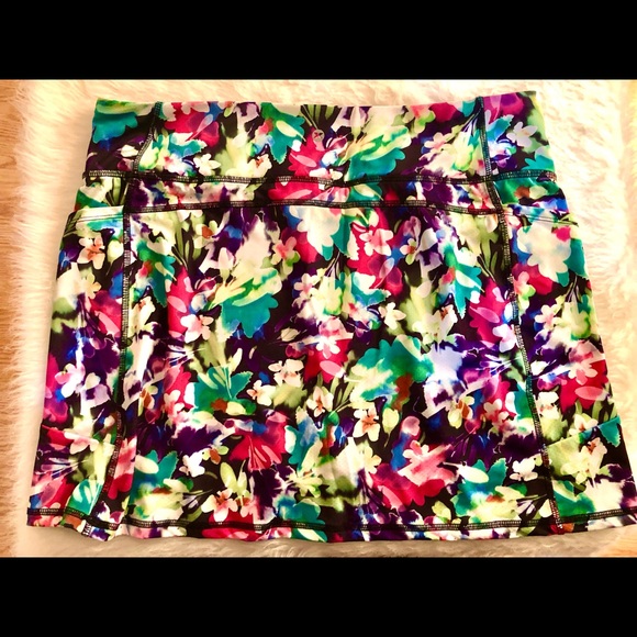 Ladies beautiful flowered Skort cute skirt with black shorts underneath - Picture 2 of 11